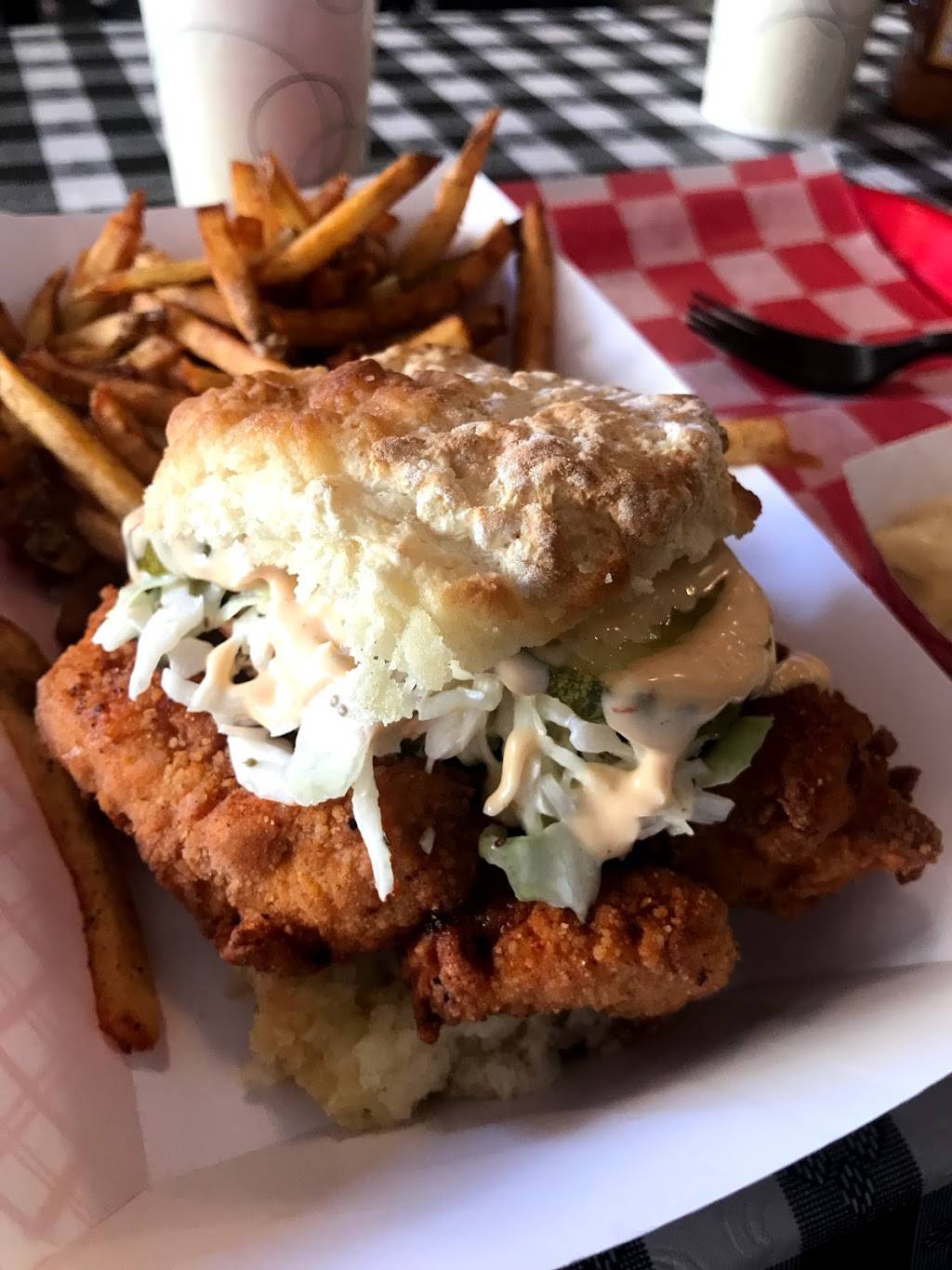 The Roost Carolina Kitchen | restaurant | 3474 N Clark St, Chicago, IL 60657, USA | 7733608303 OR +1 773-360-8303