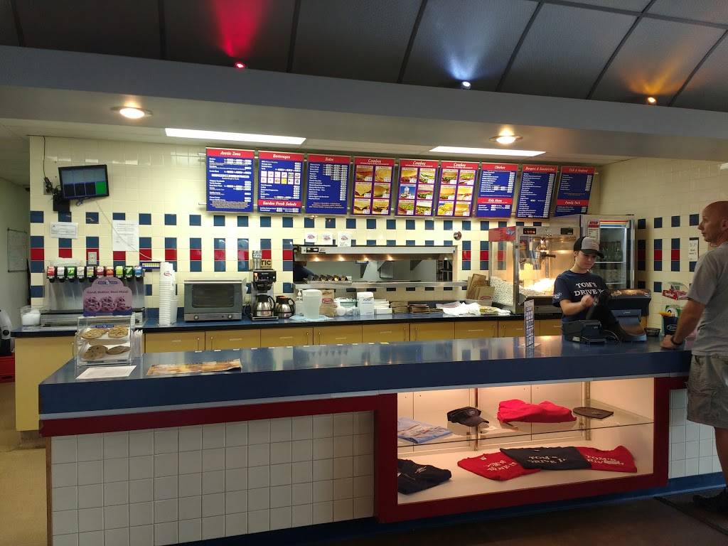 Toms Drive-In | restaurant | 1151 Wittmann Park Ln, Menasha, WI 54952, USA | 9207252729 OR +1 920-725-2729