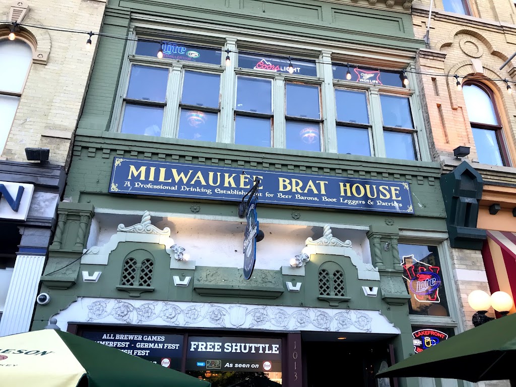 Milwaukee Brat House | restaurant | 1013 N Old World 3rd St, Milwaukee, WI 53203, USA | 4142738709 OR +1 414-273-8709