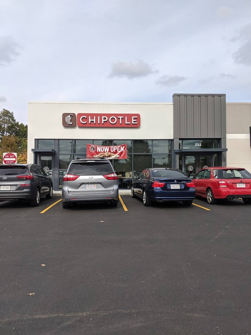 Chipotle Mexican Grill | restaurant | 252 Mill St # A, Leominster, MA 01453, USA | 9784014807 OR +1 978-401-4807
