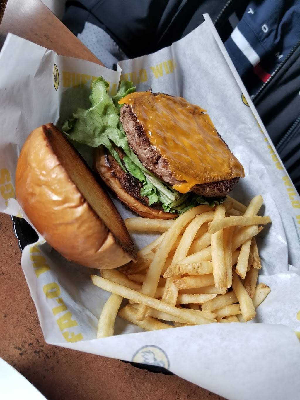 Buffalo Wild Wings | meal takeaway | 903 Taunton Rd E, Oshawa, ON L1H 7K5, Canada | 9057258447 OR +1 905-725-8447