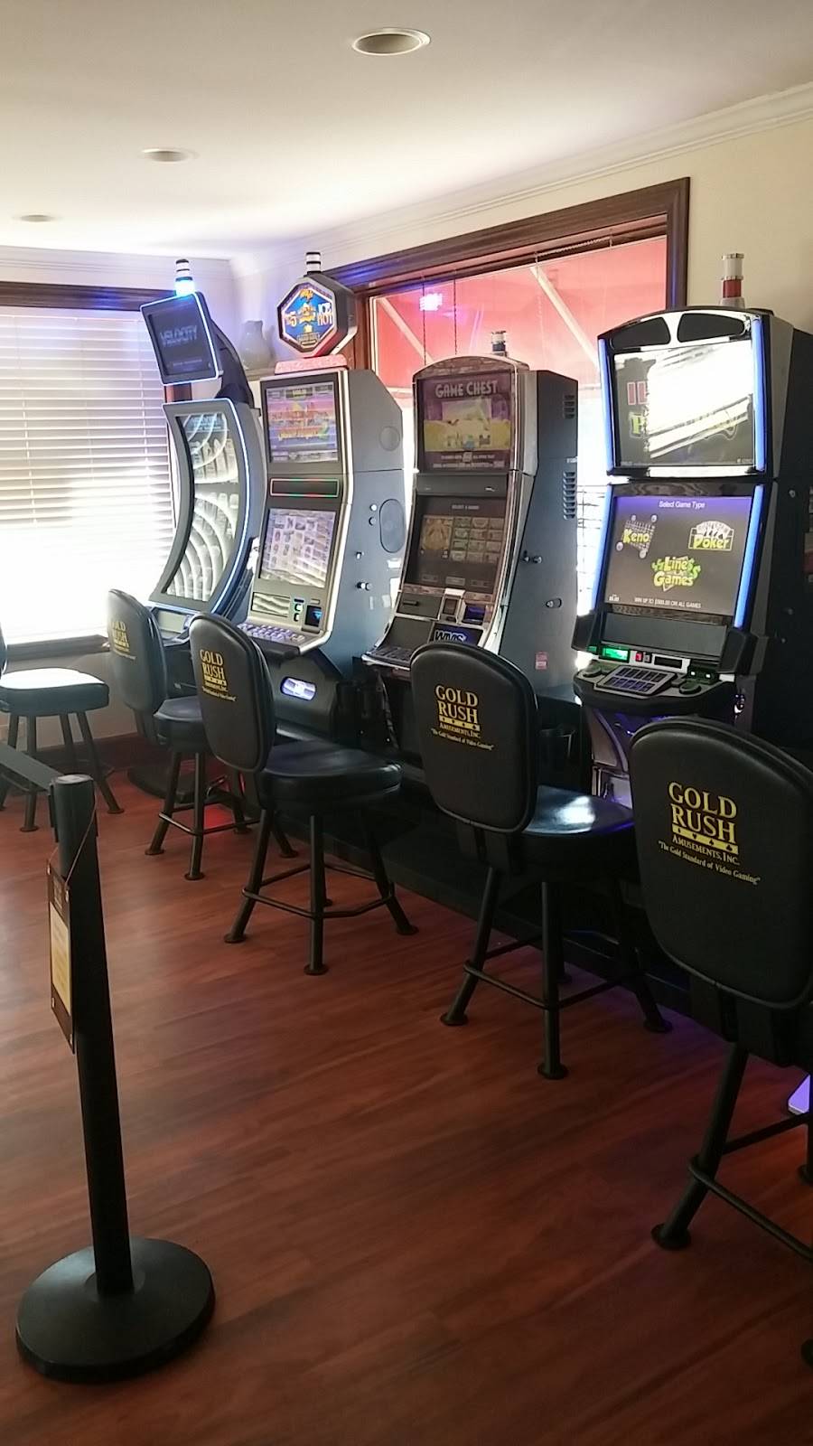 Red house video gaming cafe and bar | restaurant | 620 Rand Rd, Lakemoor, IL 60051, USA | 8155280008 OR +1 815-528-0008