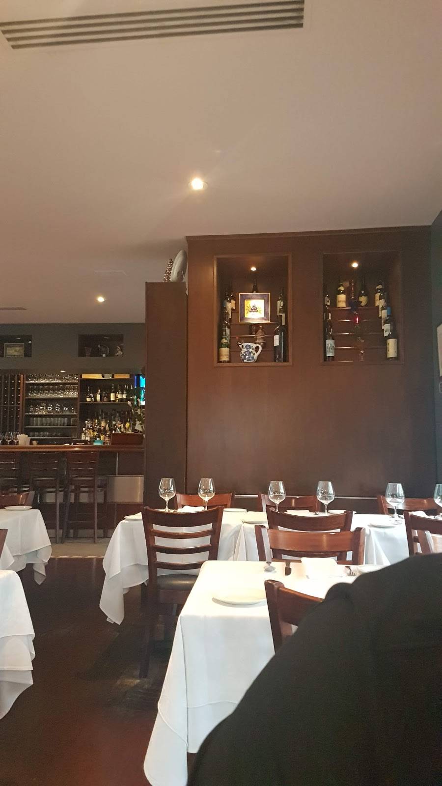 Leao Douro | restaurant | 920 A Dundas St E, Mississauga, ON L4Y 4B7, Canada | 9055665326 OR +1 905-566-5326