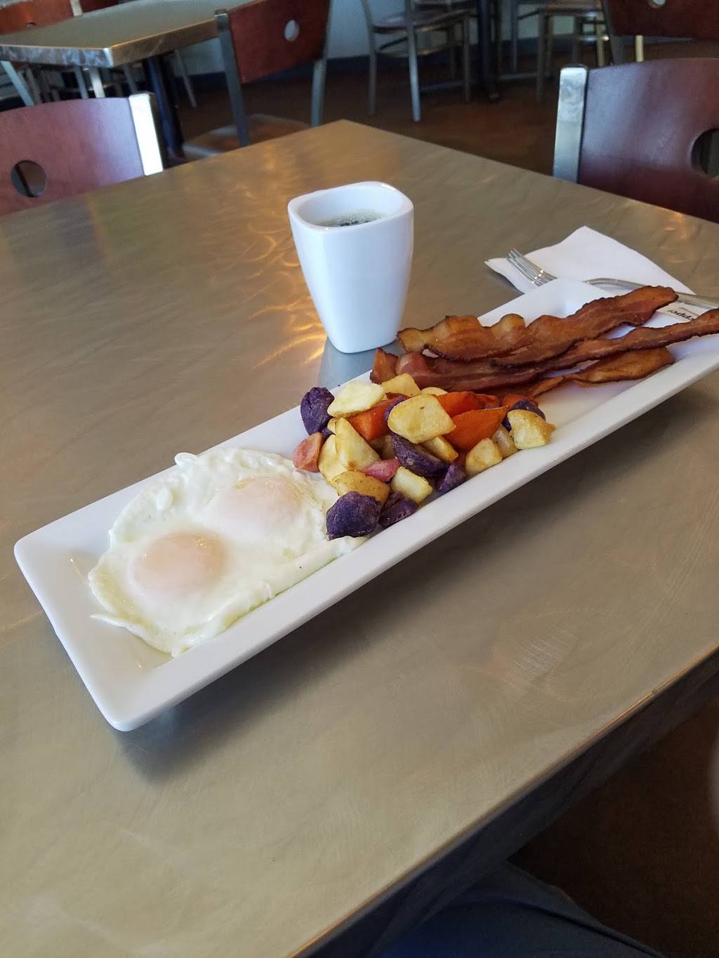 Fugazzis | restaurant | 8338, 5345 W Cypress Ave, Visalia, CA 93277, USA | 5596352790 OR +1 559-635-2790