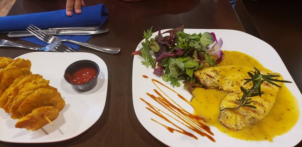 Blue Lounge & Grill | restaurant | 2 Amesbury St, Lawrence, MA 01840, USA | 9782589396 OR +1 978-258-9396