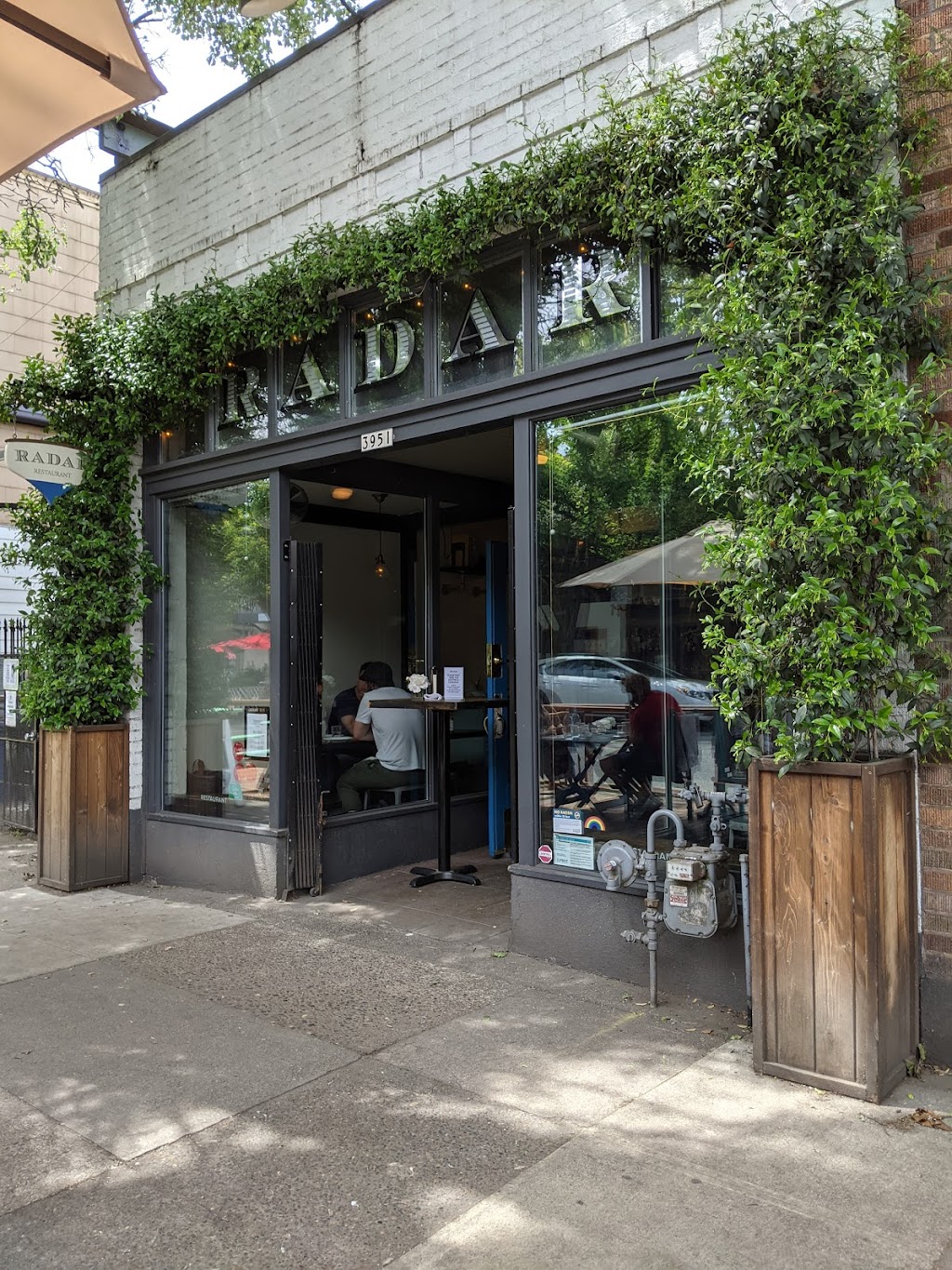 Radar Restaurant | restaurant | 3951 N Mississippi Ave, Portland, OR 97227, USA | 5038416948 OR +1 503-841-6948