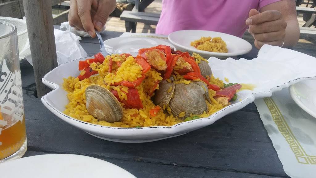 Dolphins Cove Restaurant & Marina | restaurant | 421 Seaview Ave, Bridgeport, CT 06607, USA | 2033353301 OR +1 203-335-3301