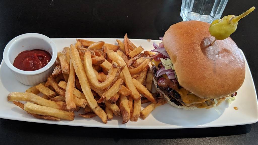 The Huron Club | restaurant | 94 Pine St, Collingwood, ON L9Y 2N9, Canada | 7052936677 OR +1 705-293-6677