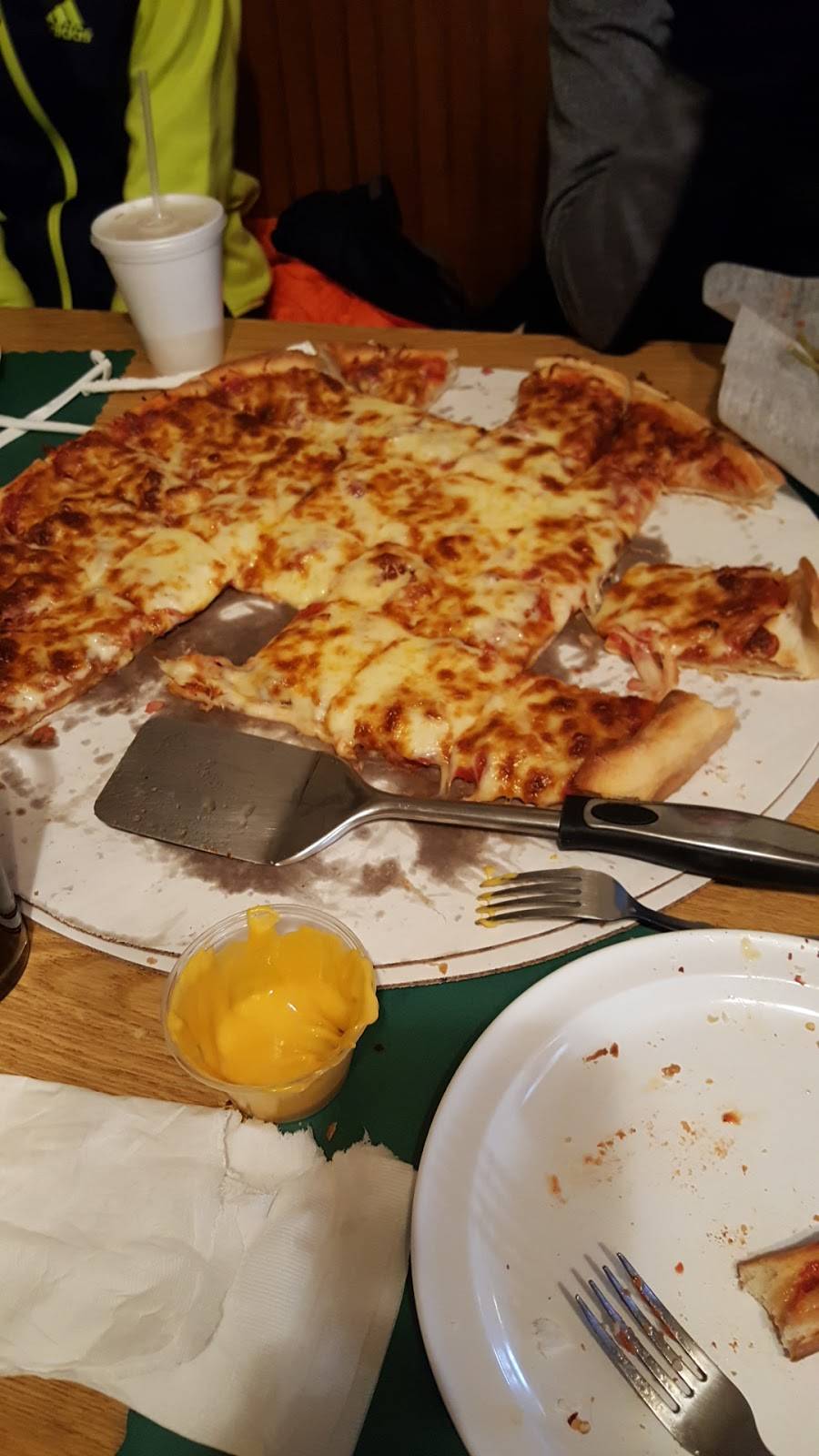 Maurizios Pizza East | restaurant | 2940 Wabash Ave, Terre Haute, IN 47803, USA | 8122320633 OR +1 812-232-0633