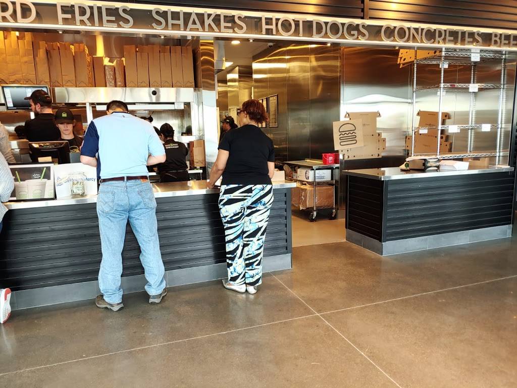 Shake Shack | restaurant | & Crossing, 5200 W 119th St, Leawood, KS 66209, USA | 9133201229 OR +1 913-320-1229