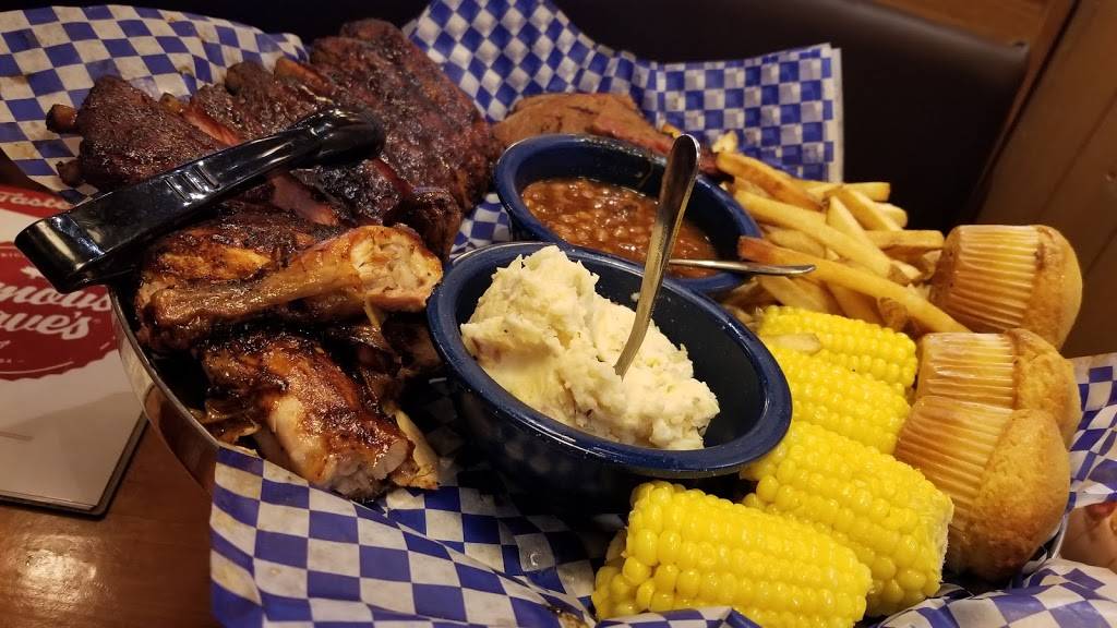 Famous Daves Bar-B-Que | restaurant | 7777 Rosedale Hwy, Bakersfield, CA 93308, USA | 6618292128 OR +1 661-829-2128