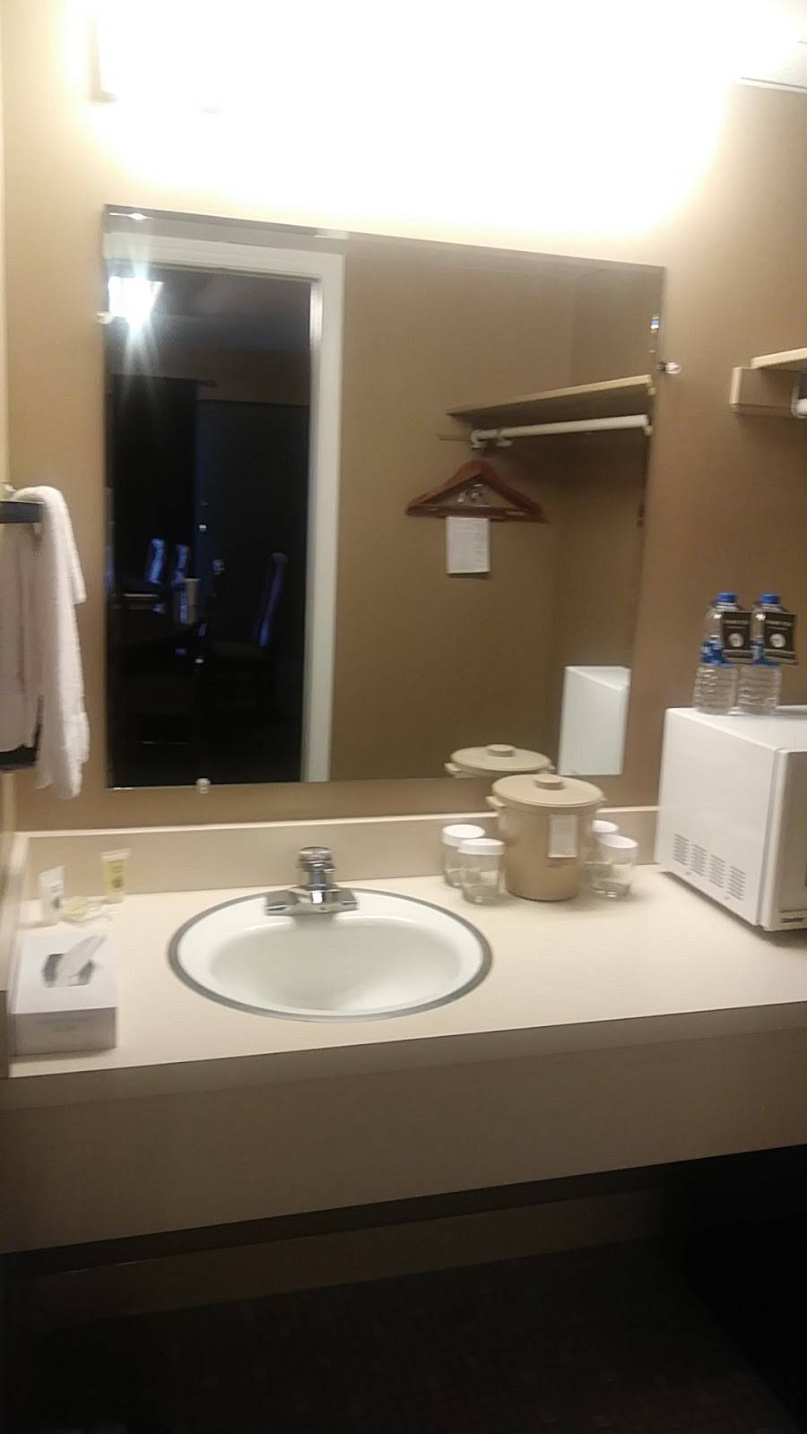 Don Halls Guesthouse | restaurant | 1313 W Washington Center Rd, Fort Wayne, IN 46825, USA | 2604892524 OR +1 260-489-2524