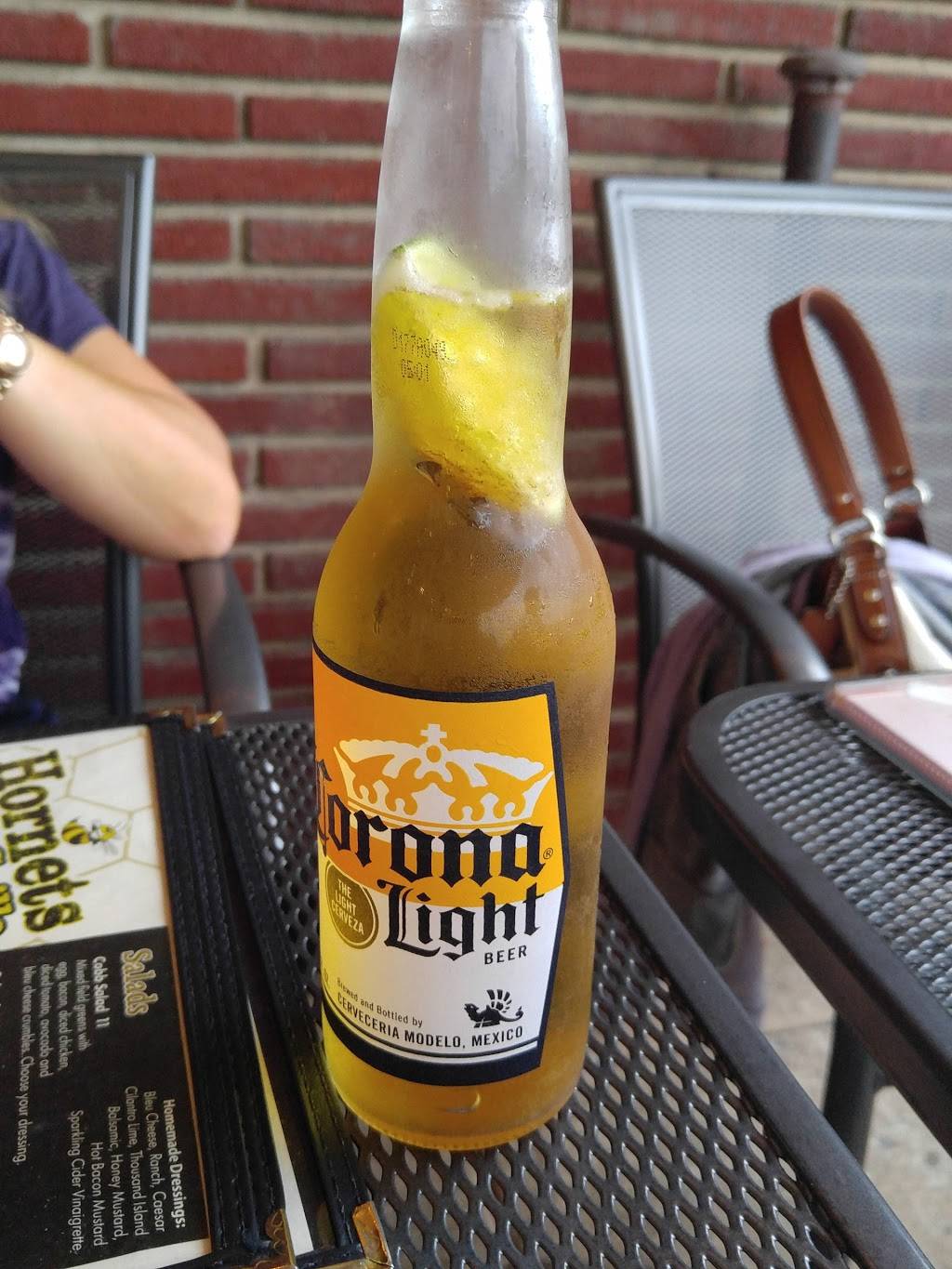 Hornets Nest Grille | restaurant | 9876 Main St, Damascus, MD 20872, USA | 3012533707 OR +1 301-253-3707