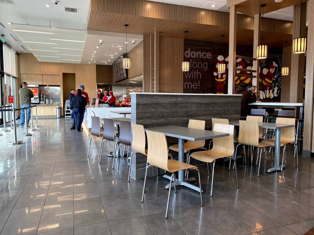 Jollibee | restaurant | 24536 Hesperian Blvd Suite 400, Hayward, CA 94545, USA | 5109011901 OR +1 510-901-1901