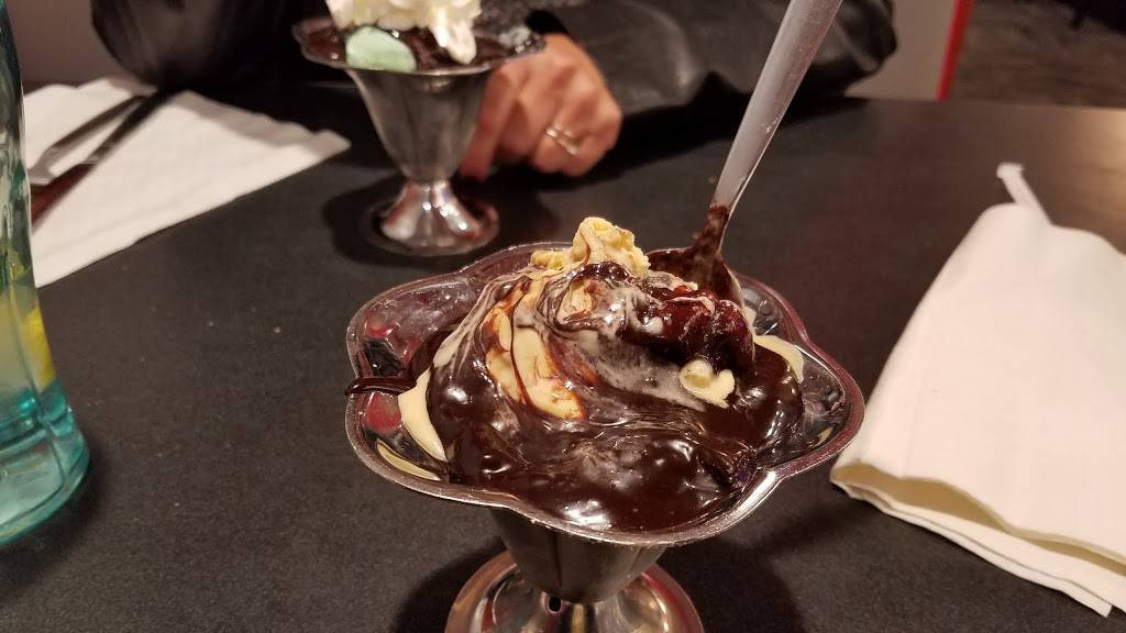 Friendlys | restaurant | 170 Clinton Ave, Cortland, NY 13045, USA | 6077569805 OR +1 607-756-9805