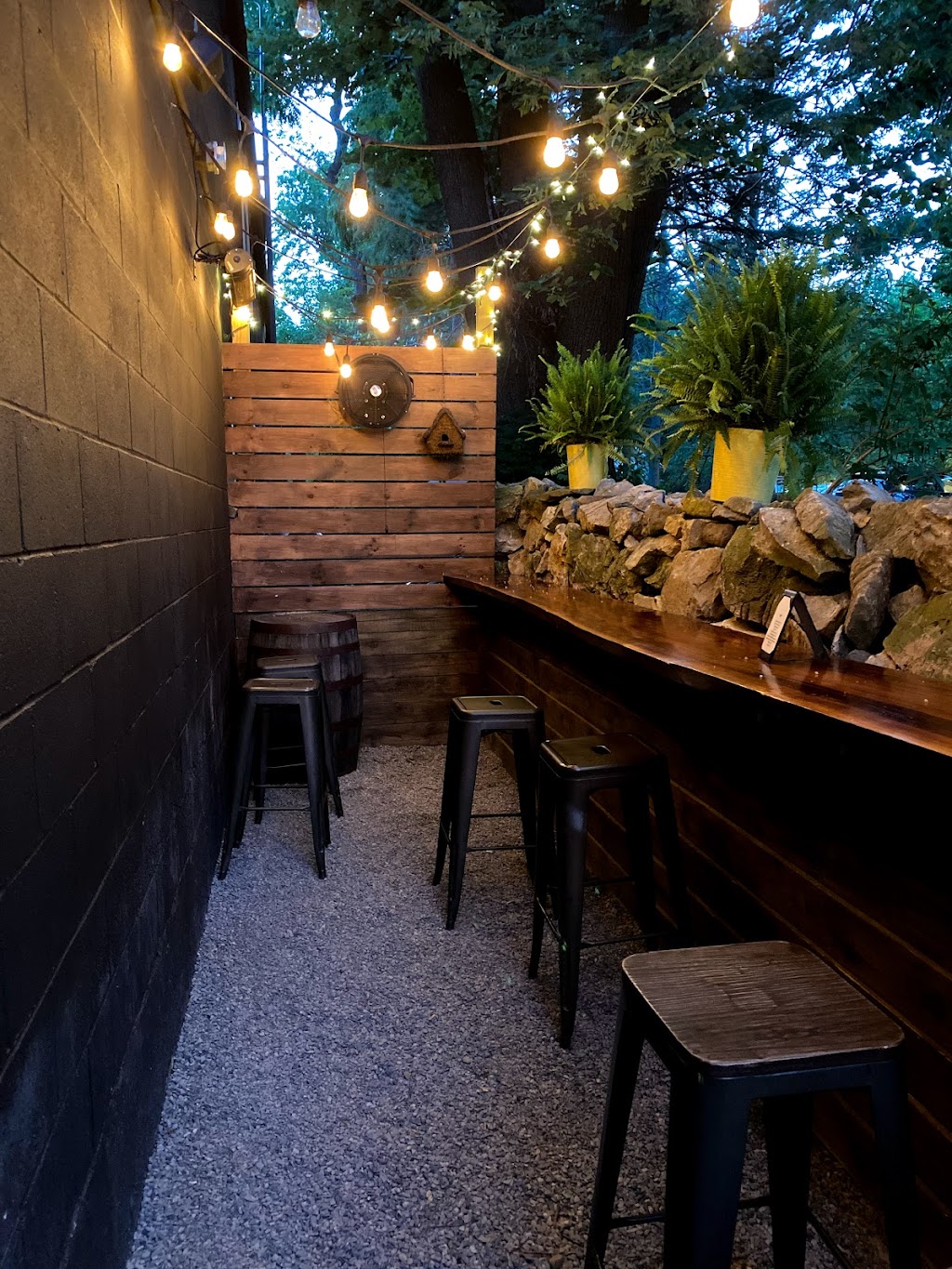 Craft Beer Cellar | restaurant | 93 Main St, Warwick, NY 10990, USA | 8455447688 OR +1 845-544-7688