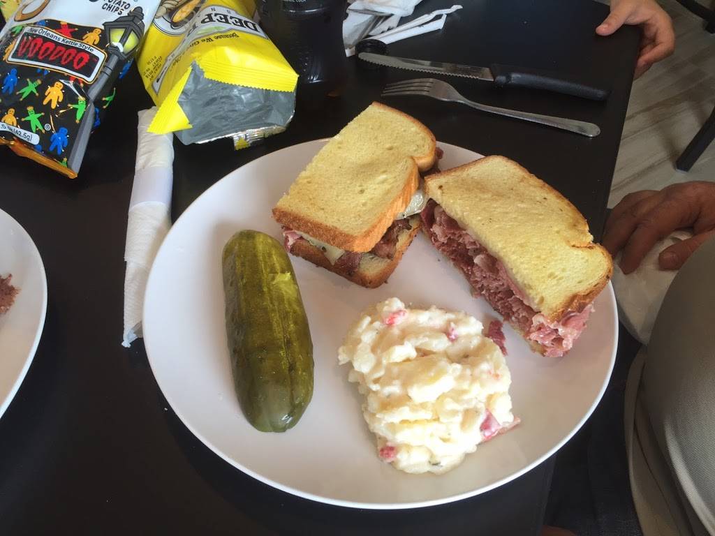 Howards Famous Corned Beef and Deli | restaurant | 3571 N Federal Hwy, Boca Raton, FL 33431, USA | 5619480303 OR +1 561-948-0303