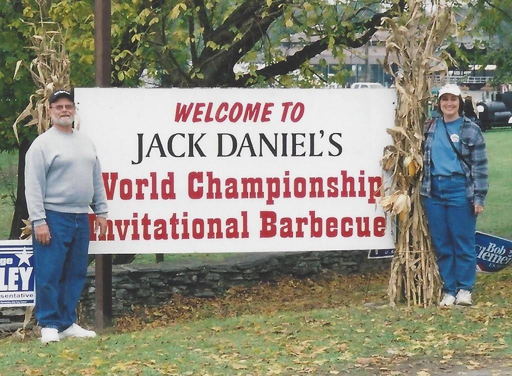 EBs Bar-B-Que | restaurant | 2516 Laburnum Ave, Charlotte, NC 28205, USA | 7043331408 OR +1 704-333-1408