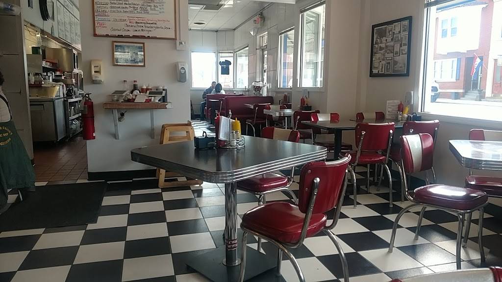 Carls Townhouse | restaurant | 95 W 2nd St, Chillicothe, OH 45601, USA | 7407731660 OR +1 740-773-1660