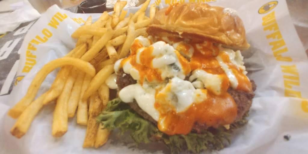 Buffalo Wild Wings | meal takeaway | 4325 Norfolk Pkwy, West Melbourne, FL 32904, USA | 3219512138 OR +1 321-951-2138