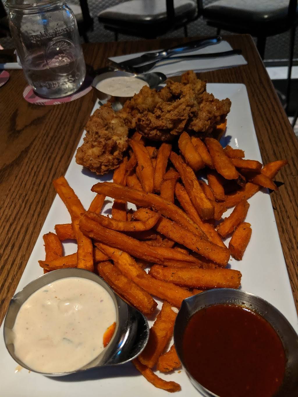 State & Main Kitchen & Bar | restaurant | 301 Hays Blvd, Oakville, ON L6H 6Z3, Canada | 2898131772 OR +1 289-813-1772