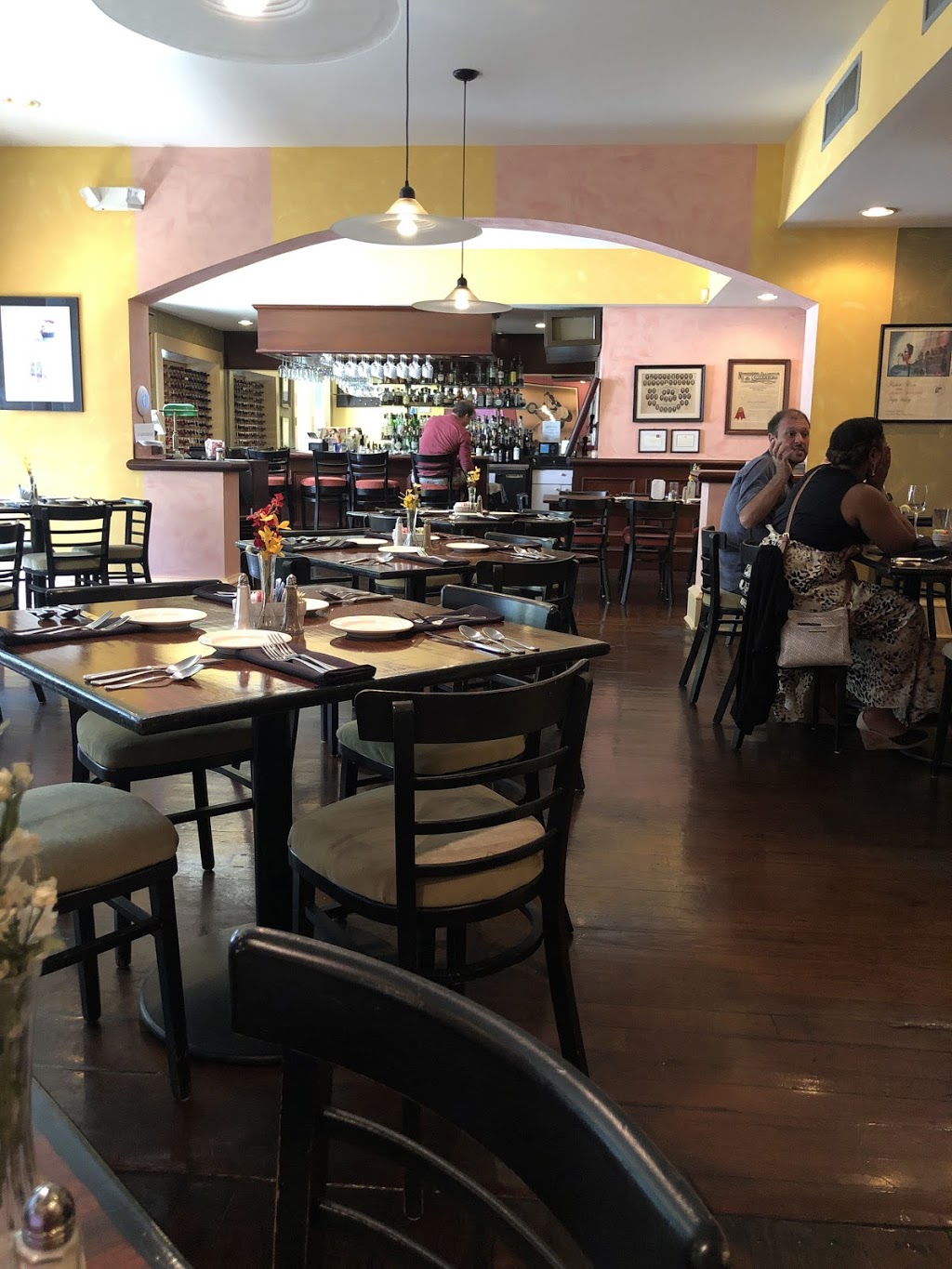 Hampton Street Vineyard | restaurant | 1207 Hampton St, Columbia, SC 29201, USA | 8032520850 OR +1 803-252-0850