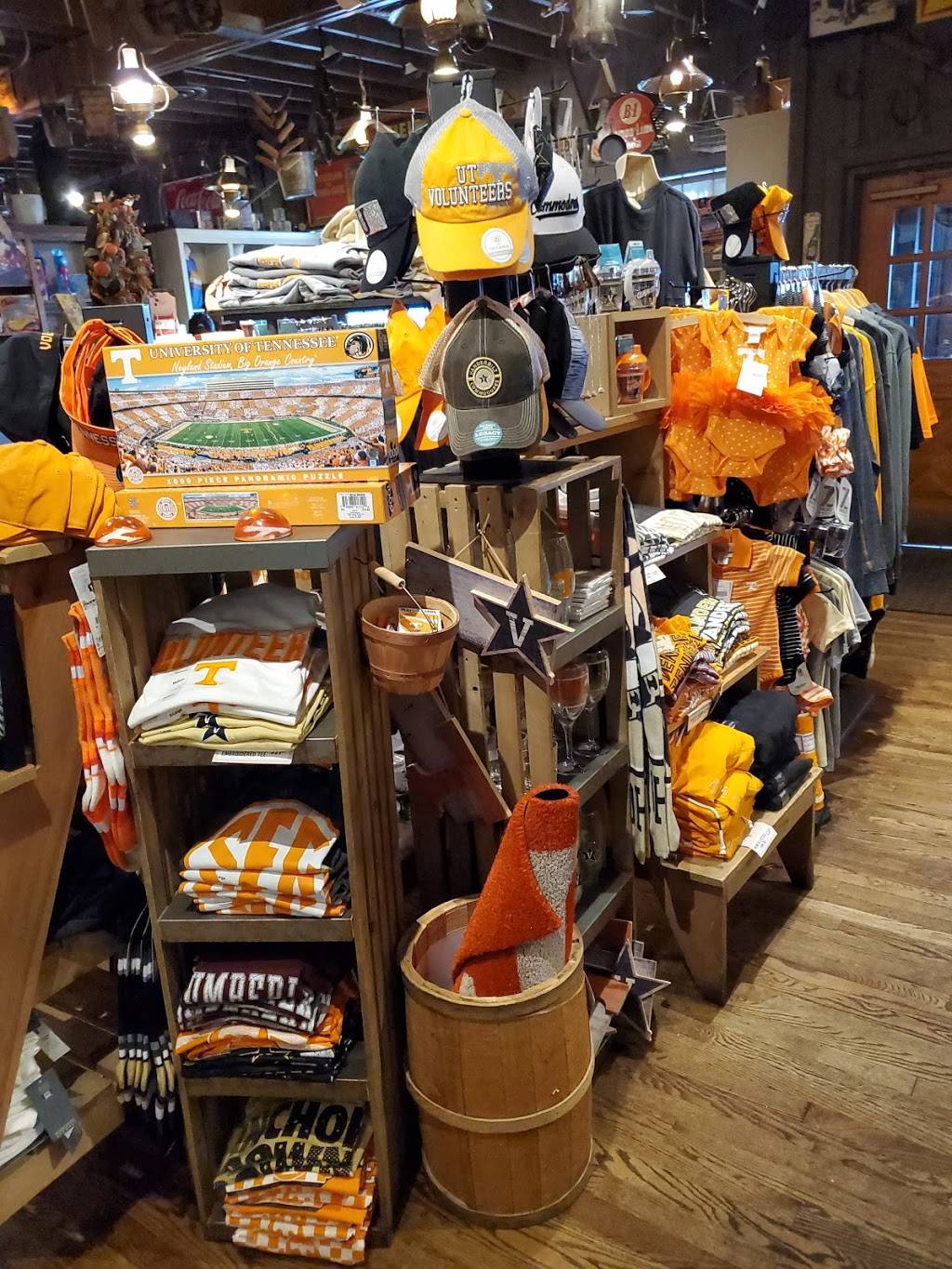 Cracker Barrel Old Country Store | restaurant | 635 S Cumberland St, Lebanon, TN 37087, USA | 6154444995 OR +1 615-444-4995