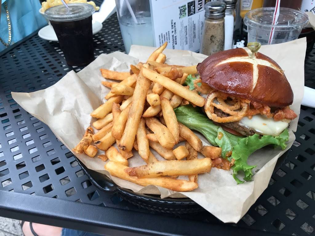 Harry Carays Tavern, Navy Pier | restaurant | 700 E Grand Ave, Chicago, IL 60611, USA | 3125279700 OR +1 312-527-9700