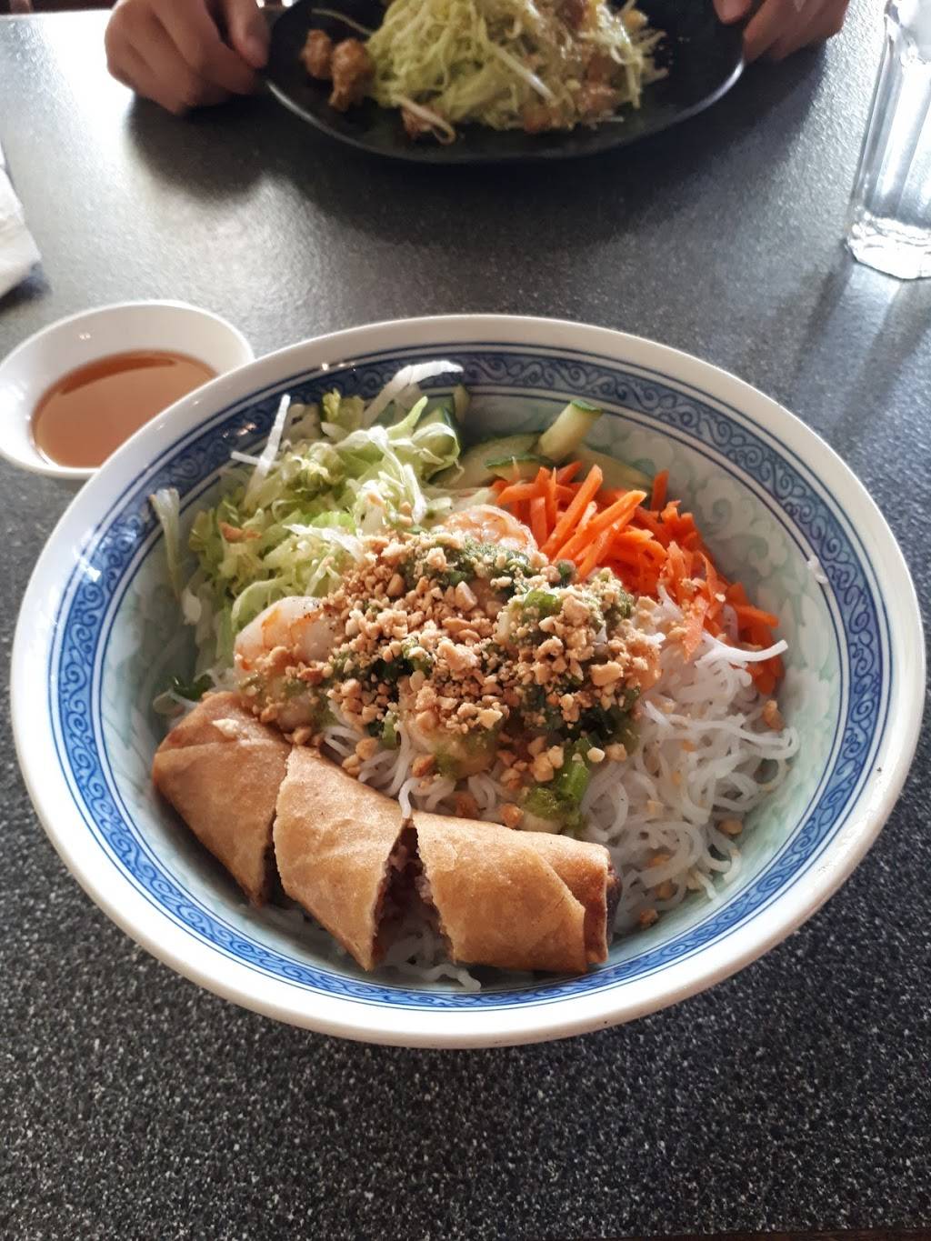 Oh Basil | restaurant | 1910 St Laurent Blvd, Ottawa, ON K1G 1A4, Canada | 6135213301 OR +1 613-521-3301