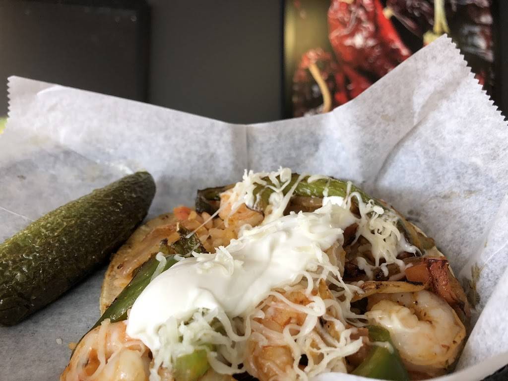 El Famous Burrito | restaurant | 1336 75th St, Downers Grove, IL 60516, USA | 6302414111 OR +1 630-241-4111