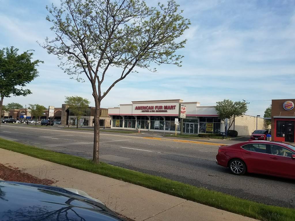 Bar Louie - Skokie Holiday Inn North Shore | night club | 5300 W Touhy Ave, Skokie, IL 60077, USA | 8477633056 OR +1 847-763-3056