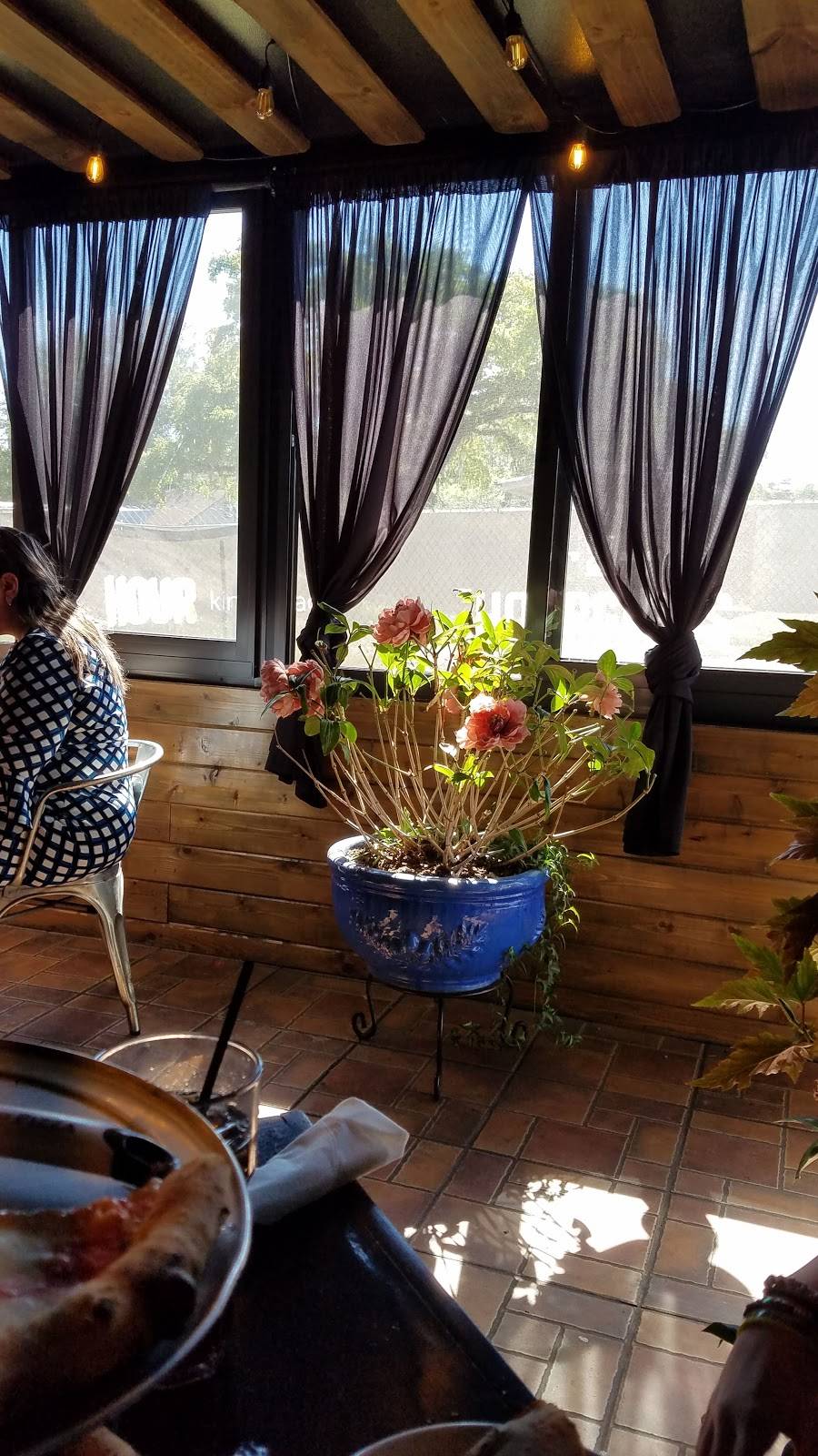 F&D Woodfired Italian Kitchen | restaurant | 2420 Curry Ford Rd, Orlando, FL 32806, USA | 4077515697 OR +1 407-751-5697