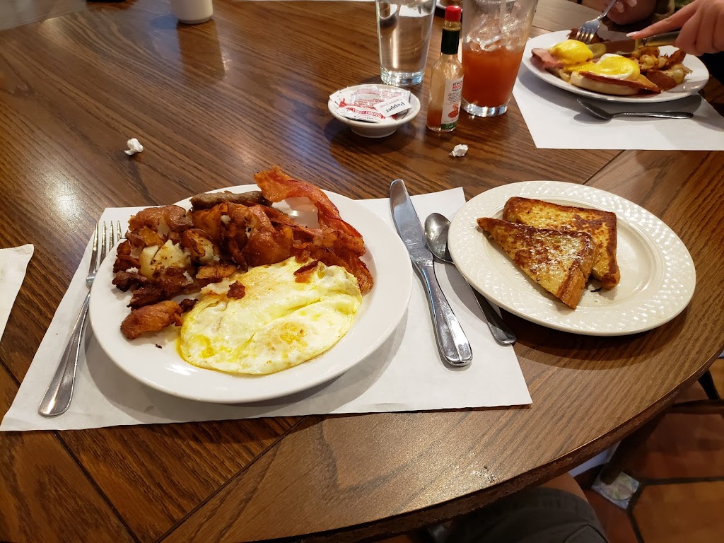 The Gingerbread House Restaurant | restaurant | 55 Carry Rd, Oquossoc, ME 04964, USA | 2078643602 OR +1 207-864-3602