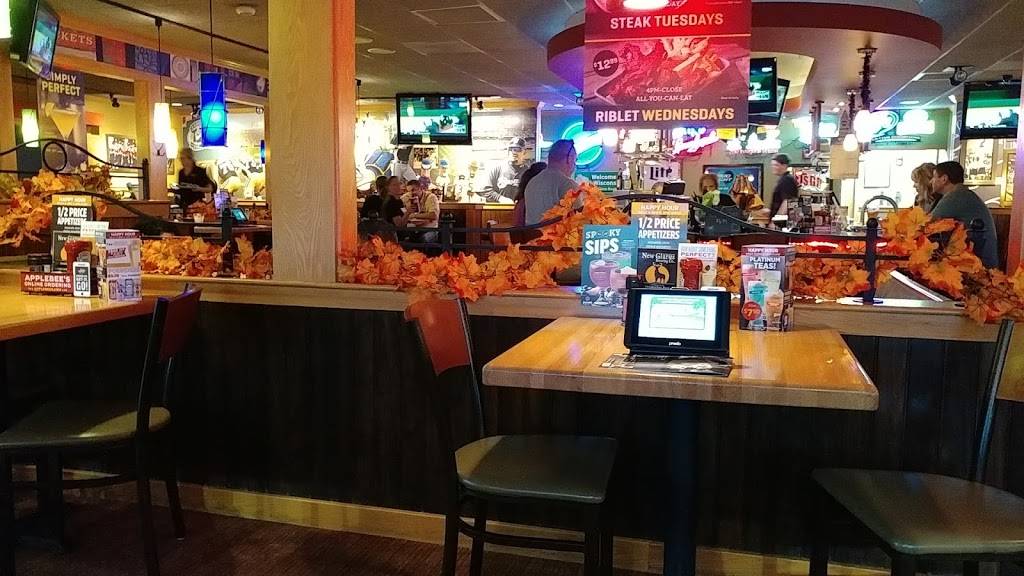 Applebees Grill + Bar | restaurant | 2201 Coulee Rd, Hudson, WI 54016, USA | 7153770741 OR +1 715-377-0741