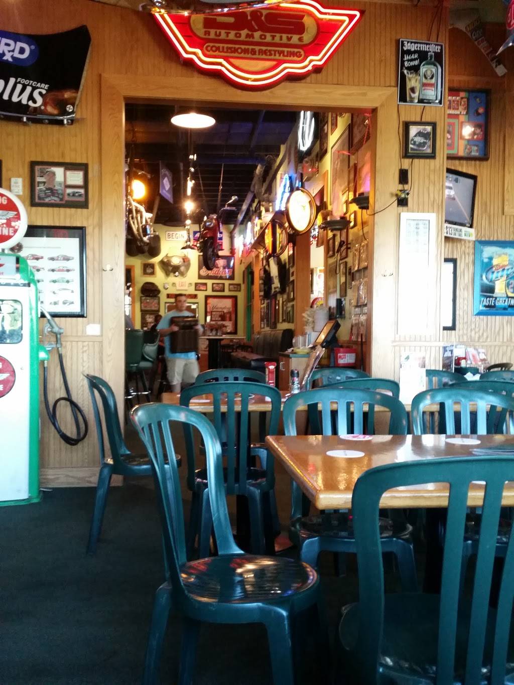 Quaker Steak & Lube | restaurant | 7834 Reynolds Rd, Mentor, OH 44060, USA | 4409549464 OR +1 440-954-9464