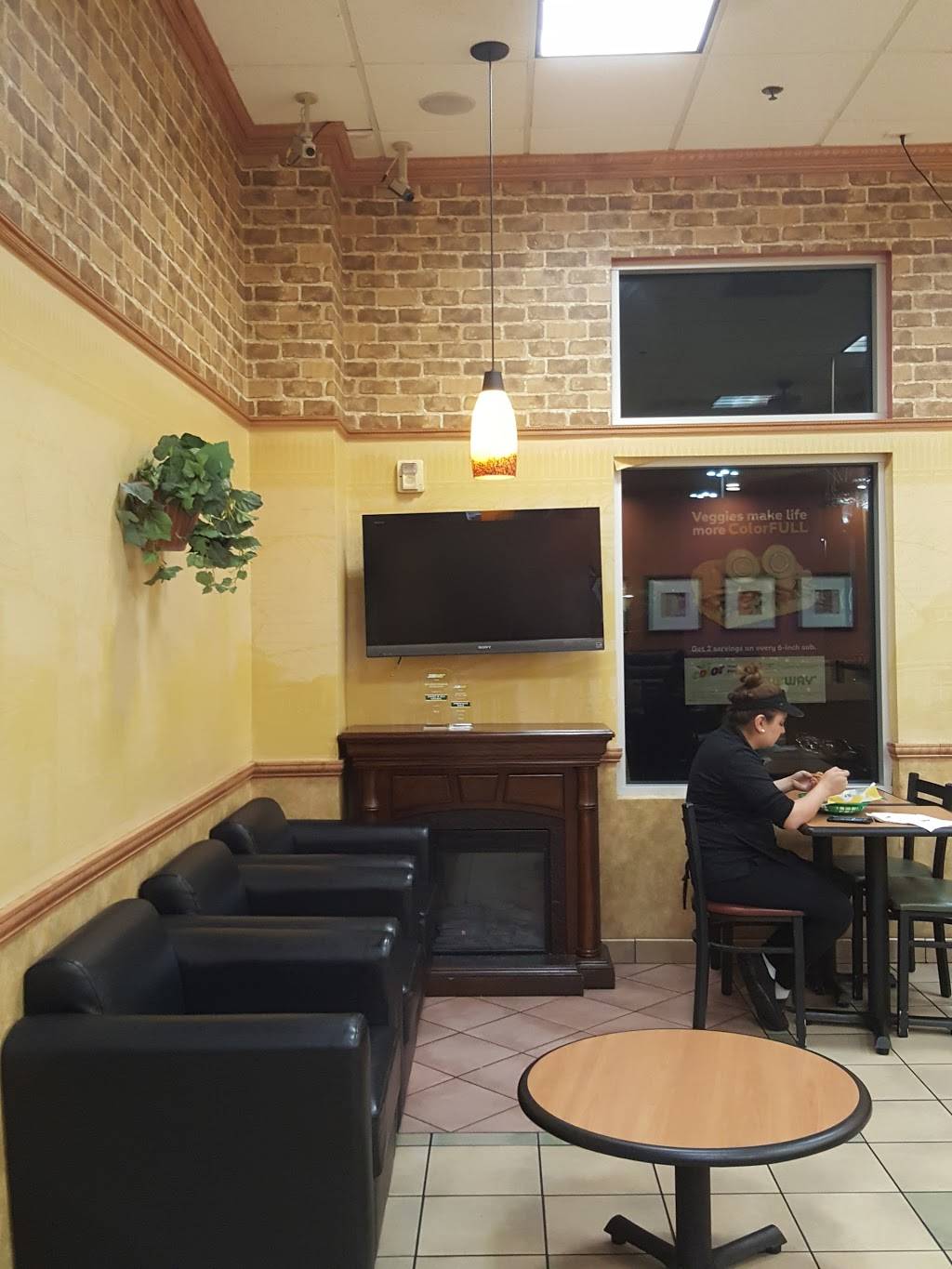 Subway | restaurant | 2811 Saviers Rd, Oxnard, CA 93033, USA | 8054872900 OR +1 805-487-2900