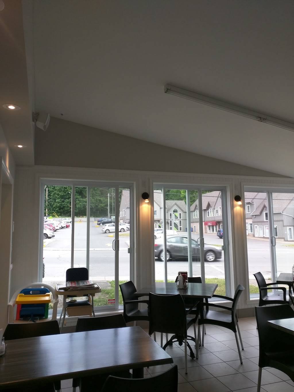 Friterie | restaurant | 1291 Boulevard de Sainte-Adèle, Sainte-Adèle, QC J8B 2N6, Canada | 4502299144 OR +1 450-229-9144