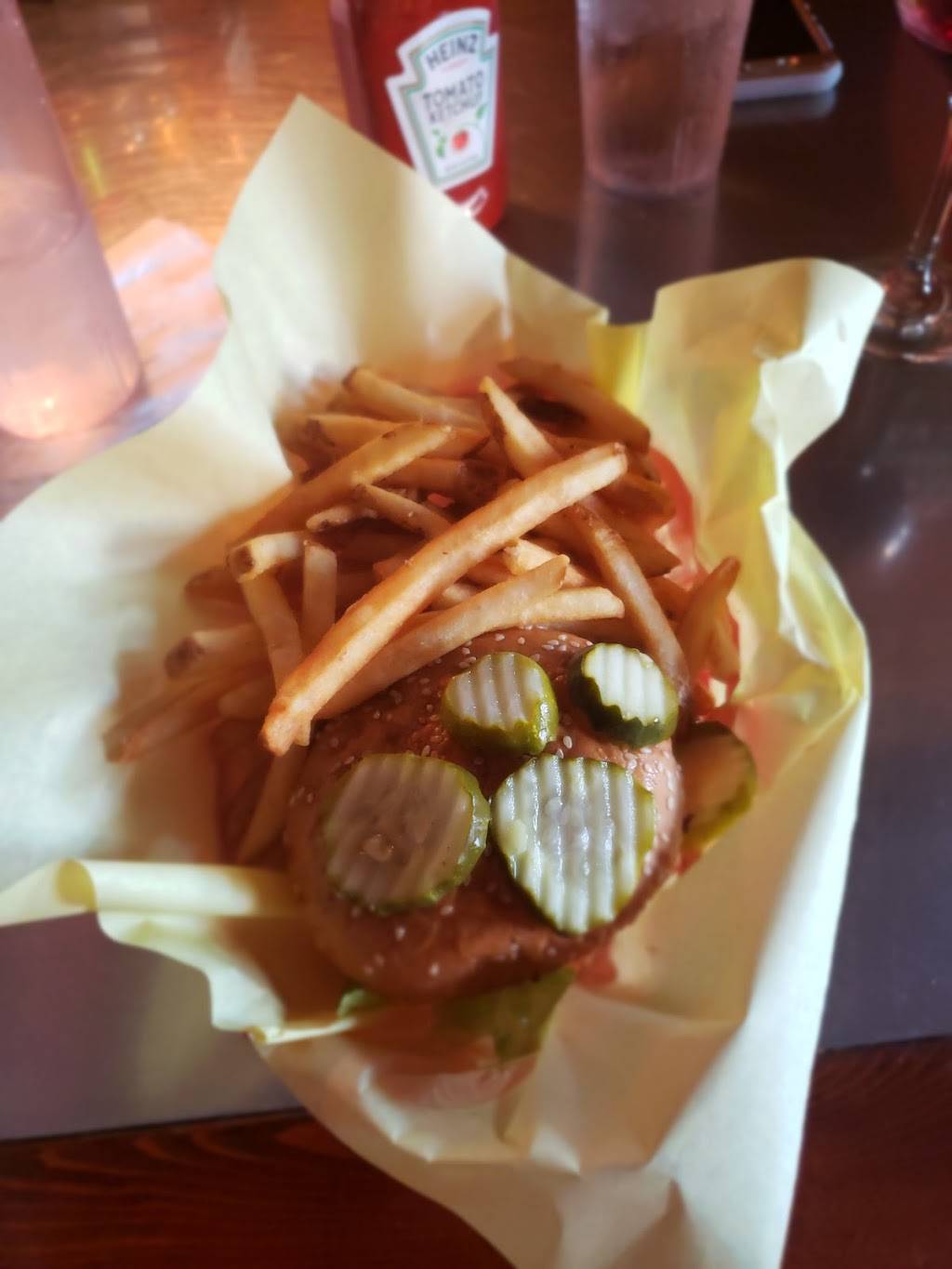 Rockys Crown Pub | restaurant | 3786 Ingraham St, San Diego, CA 92109, USA | 8582739140 OR +1 858-273-9140