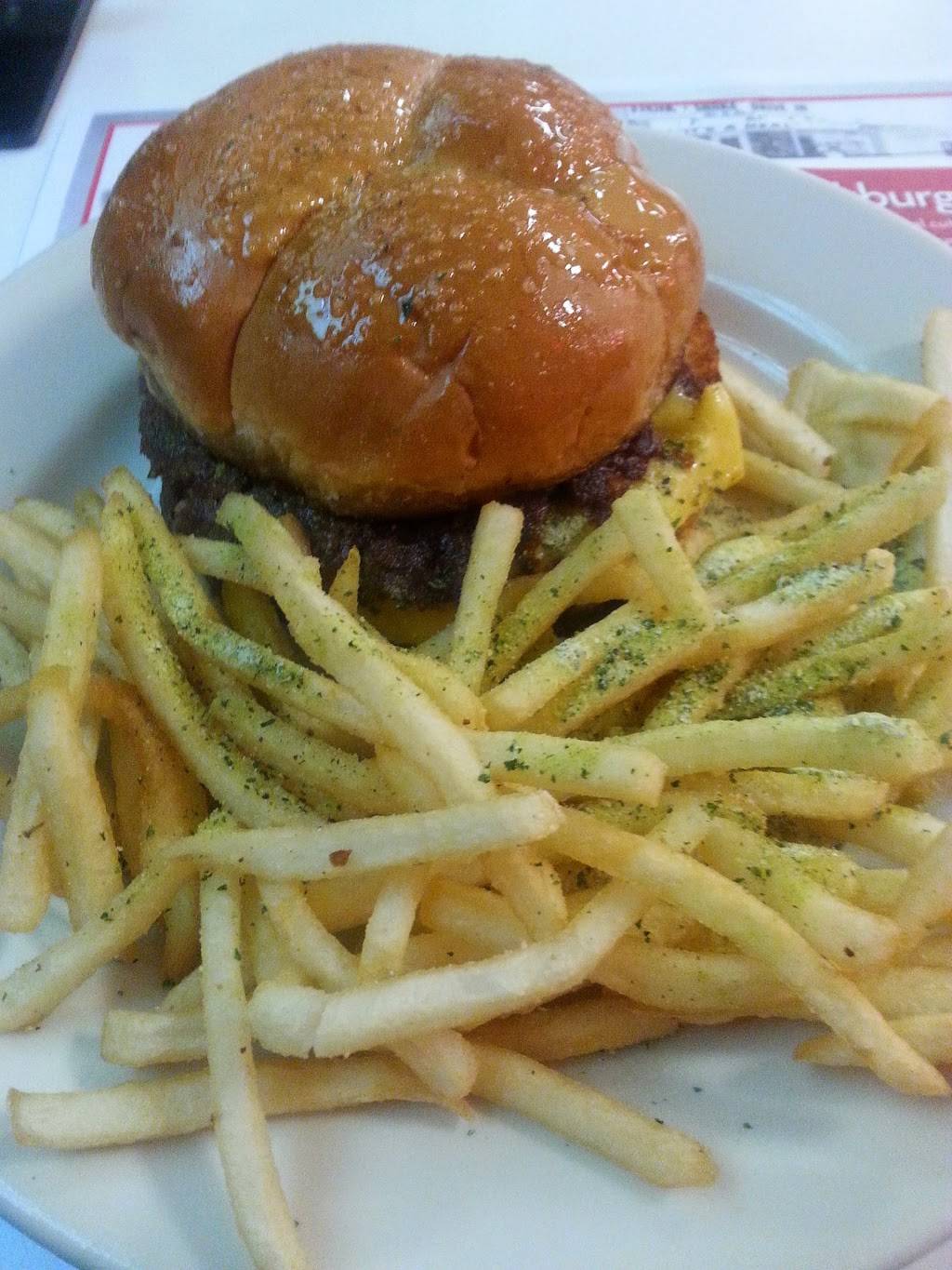 Steak n Shake | restaurant | 1400 Broadway Ave E, Mattoon, IL 61938, USA | 2172351318 OR +1 217-235-1318