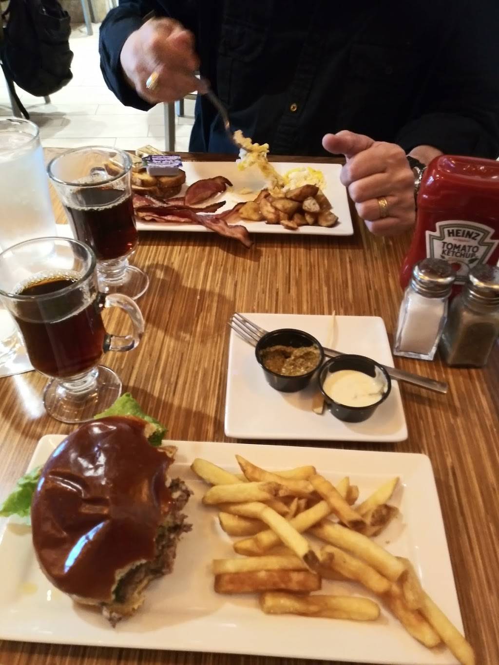 Vineyard Grille | restaurant | 1 Harborside Dr, East Boston, MA 02128, USA | 6175677500 OR +1 617-567-7500