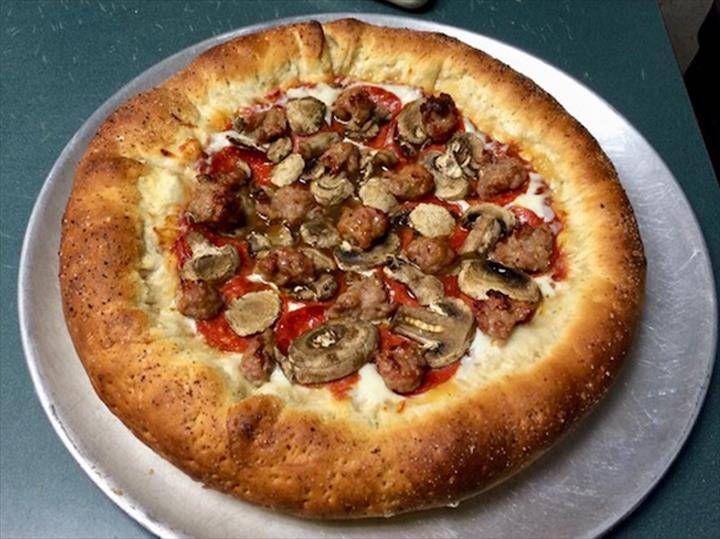 Makin Pizza | restaurant | 144 S Macon St, Bement, IL 61813, USA | 2176787005 OR +1 217-678-7005