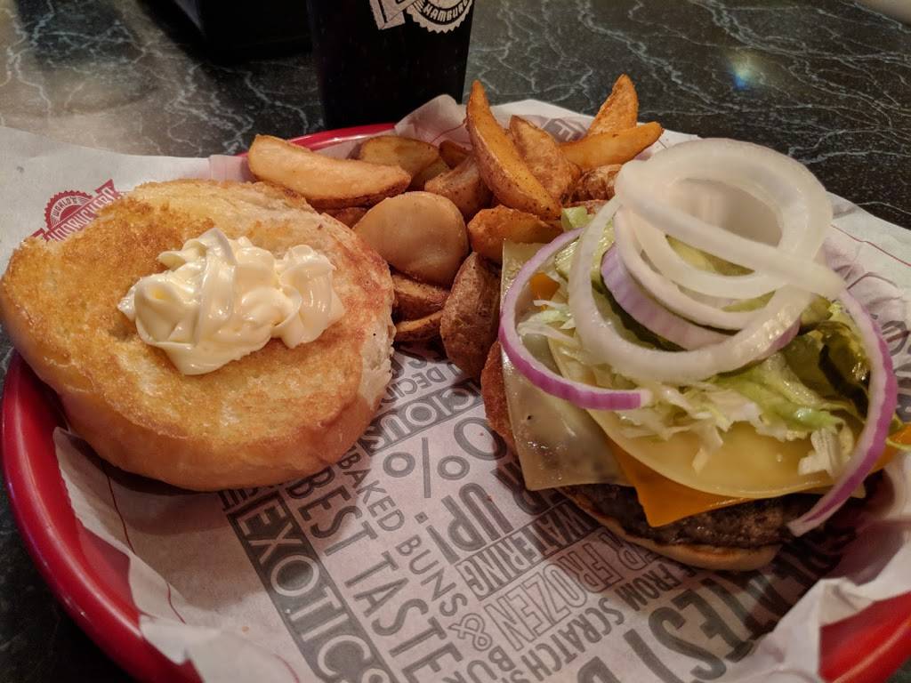 Fuddruckers | restaurant | 44036 Pipeline Plaza, Ashburn, VA 20147, USA | 7037240990 OR +1 703-724-0990
