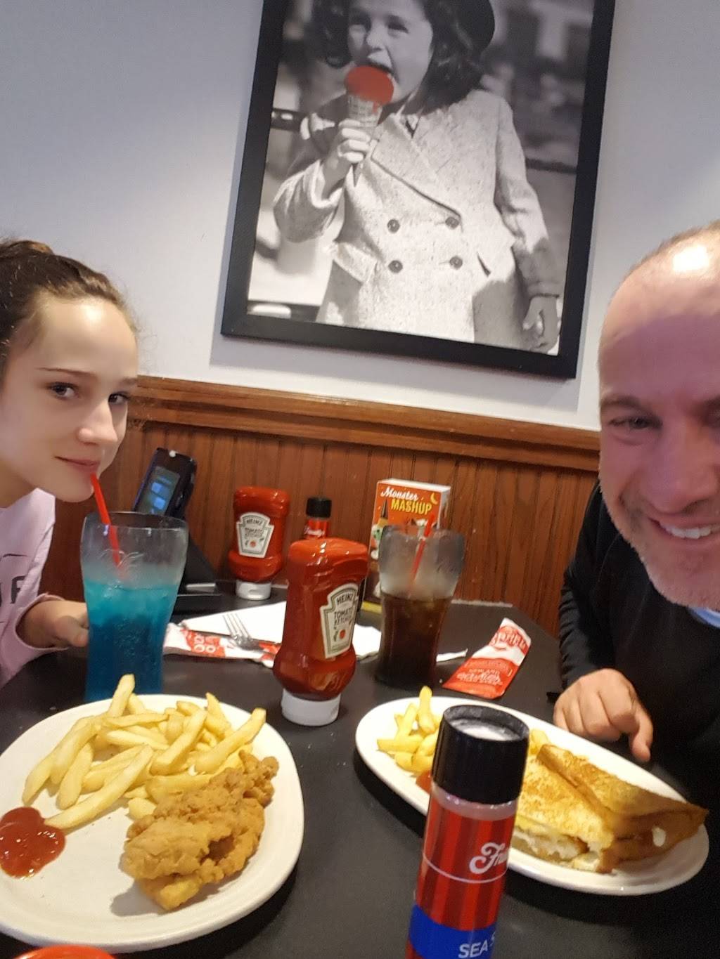 Friendlys | restaurant | 146 Church St, Pembroke, MA 02359, USA | 7818267840 OR +1 781-826-7840