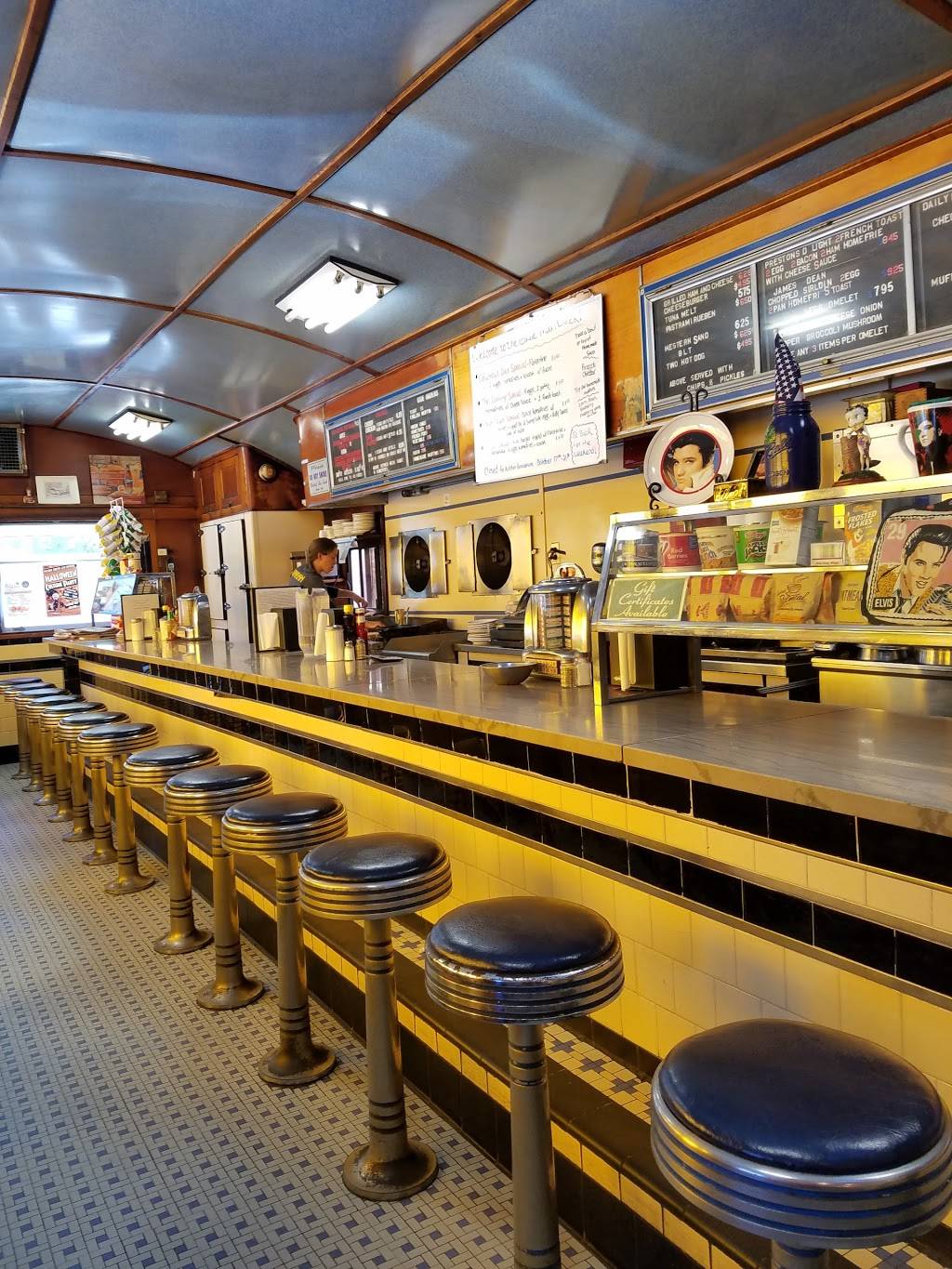 Blue Moon Diner | restaurant | 102 Main St, Gardner, MA 01440, USA | 9786324333 OR +1 978-632-4333