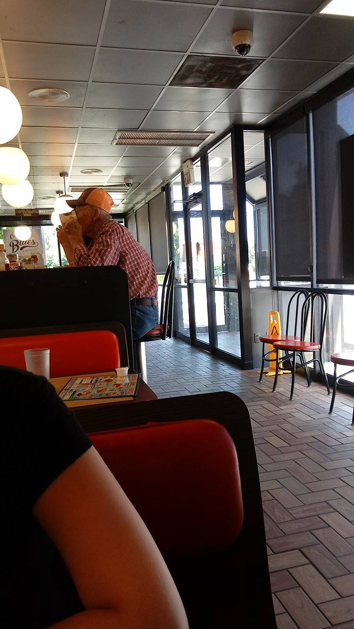 Waffle House | meal takeaway | 1900 1st Ave SE, Moultrie, GA 31768, USA | 2299855060 OR +1 229-985-5060