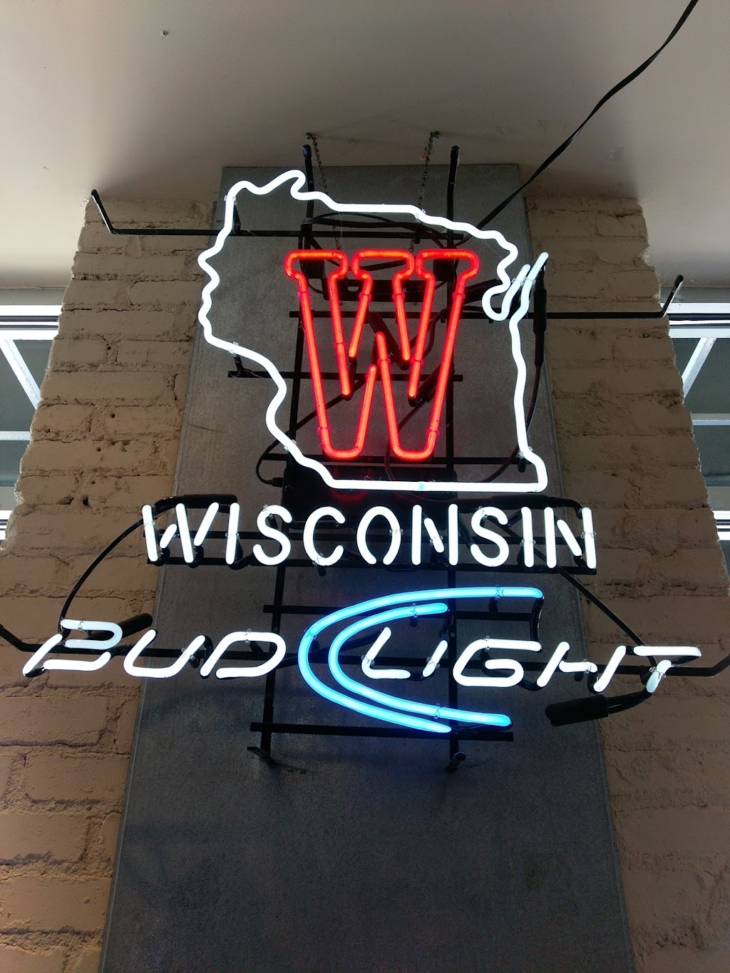 Chasers Bar & Grille | restaurant | 408 W Gorham St, Madison, WI 53703, USA | 6085886825 OR +1 608-588-6825