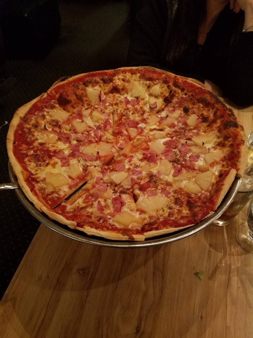 Sams Restaurant | restaurant | 36 Newtown Ln, East Hampton, NY 11937, USA | 6313245900 OR +1 631-324-5900