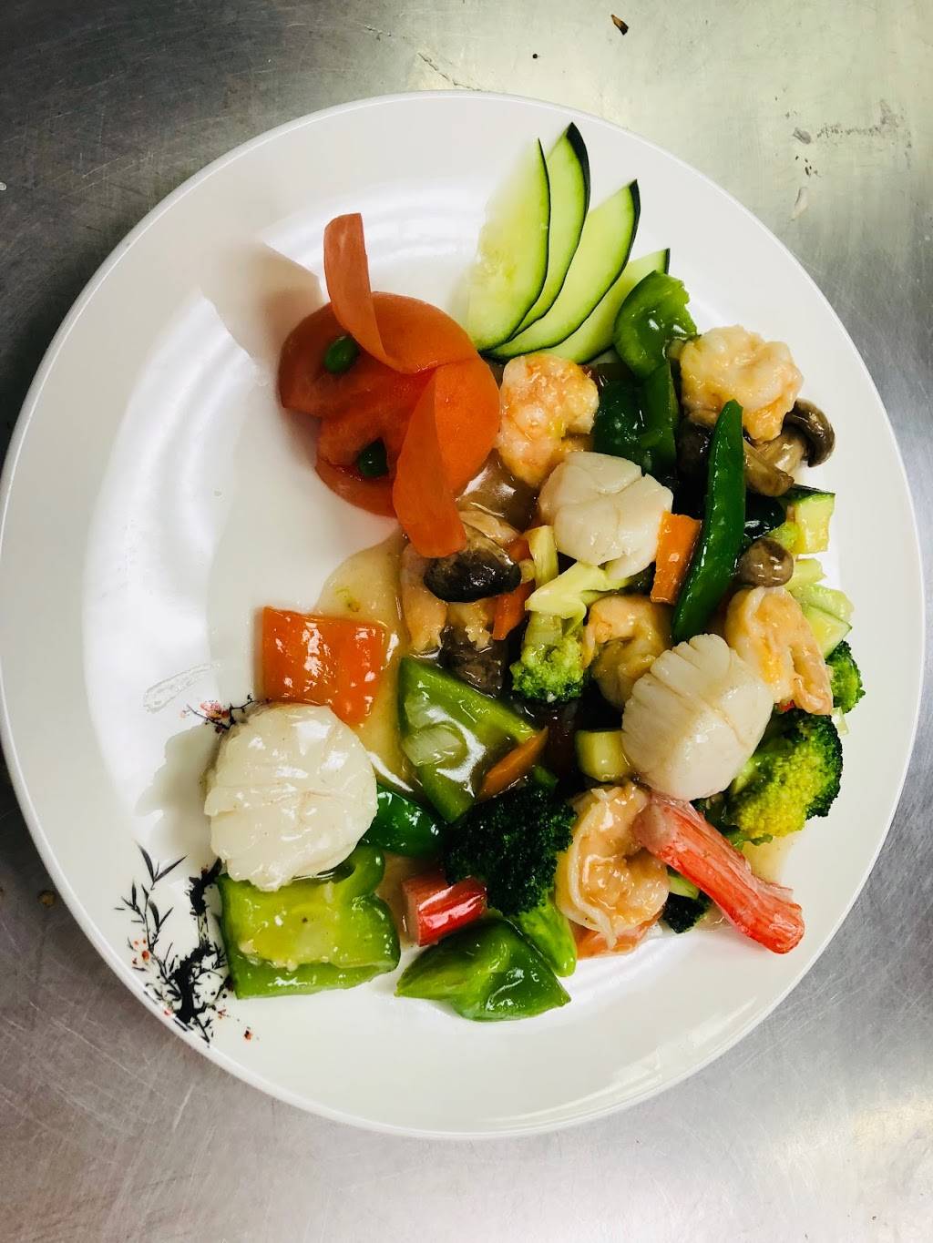 Fuki Asian Fusion & Sushi | restaurant | 2010 W 9th Ave, Oshkosh, WI 54904, USA | 9203854478 OR +1 920-385-4478