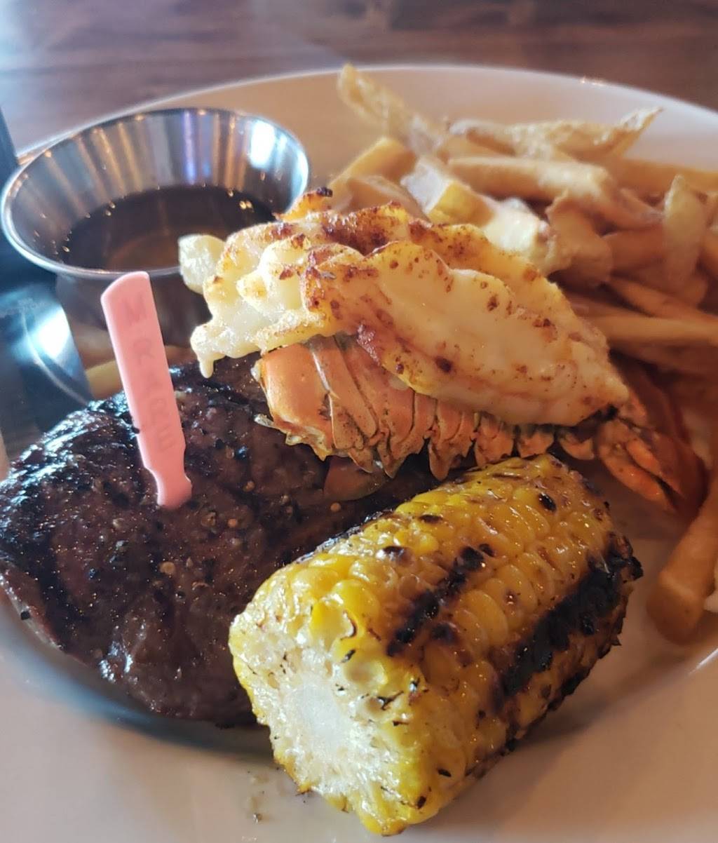 Chucks Roadhouse Bar & Grill | restaurant | 174 Clair Rd E, Guelph, ON N1L 1M3, Canada | 5197635535 OR +1 519-763-5535