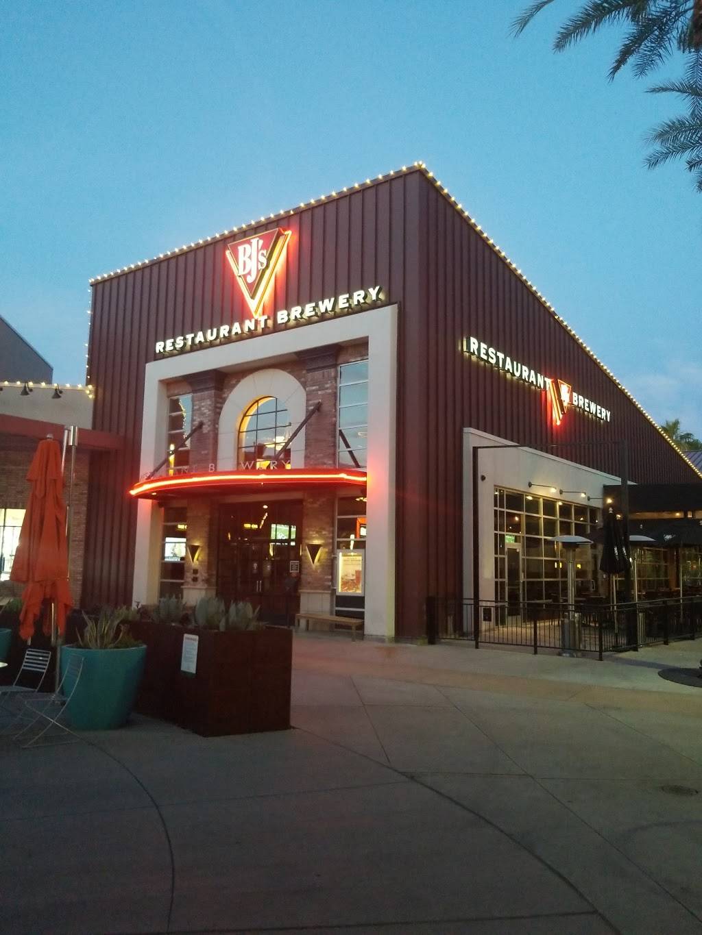 BJs Restaurant & Brewhouse | restaurant | 3155 W Chandler Blvd, Chandler, AZ 85226, USA | 4809170631 OR +1 480-917-0631